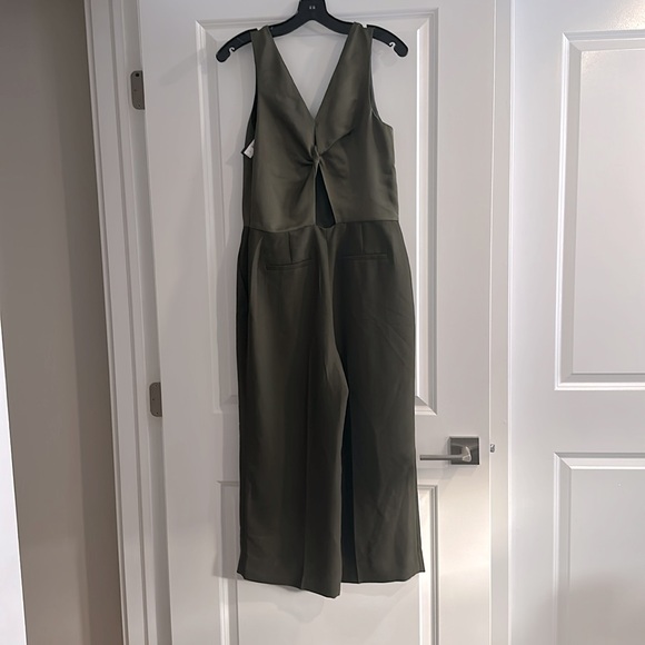 NWT Wide Leg Cropped Jumpsuit! - Picture 2 of 7